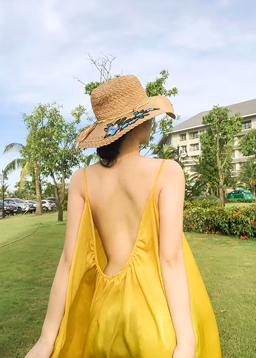 Ứng viên Hoa hậu Việt Nam để lộ lưng trần gợi cảm.