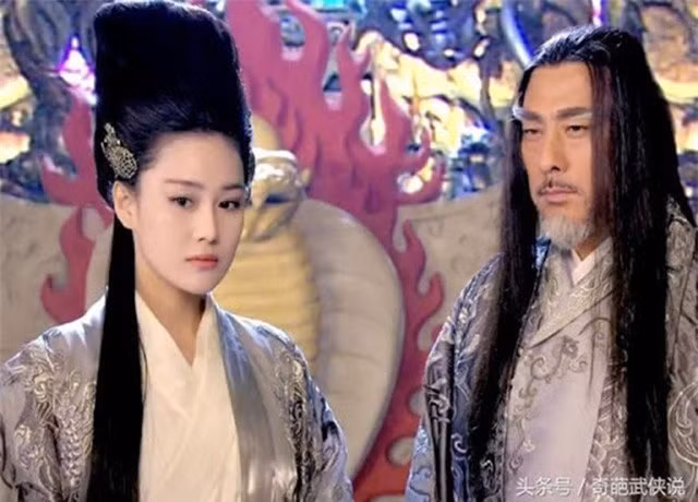 Hồng An Thông - Tô Thuyên: Chênh lệch 30 tuổi: Hồng An Thông vốn là giáo chủ của Thần Long giáo. Vợ ông là Tô Thuyên, một mỹ nữ có nhan sắc diễm lệ. Hồng An Thông hơn Tô Thuyên ít nhất 30 tuổi nên rất chiều chuộng cô. Mỗi lần đi ra ngoài có việc riêng, Hồng An Thông đều giao cho vợ chủ trì Thần Long giáo.