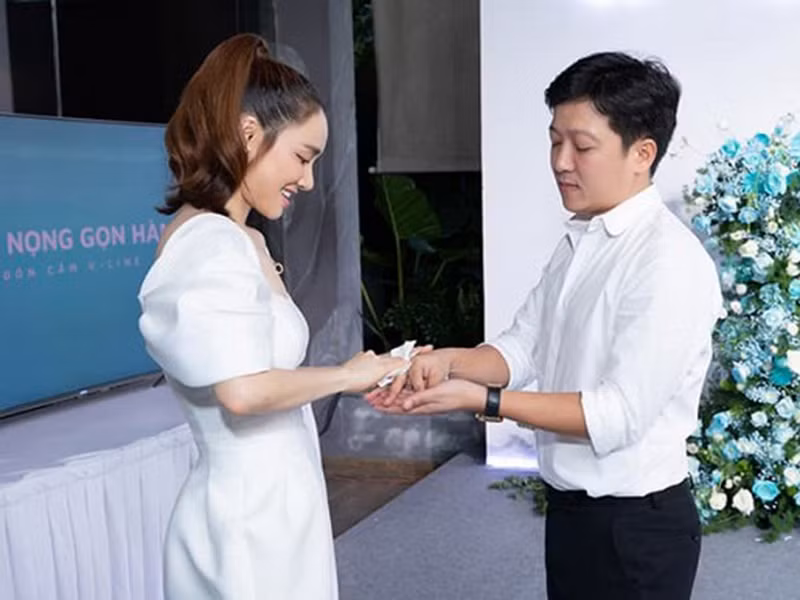 Trong showbiz, Trường Giang nổi tiếng chiều vợ. Trong khi đó, Nhã Phương cũng chăm sóc, quan tâm đến chồng không kém. Ảnh: Ngôi sao