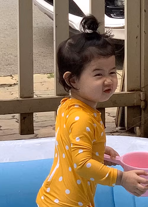 Thân Thúy Hà cho biết, con gái còn nhỏ nên quá sớm để đoán tính cách. Tuy nhiên, nữ diễn viên nhận thấy bé Hera mạnh mẽ hơn những gì mọi người thường thấy ở một bé gái.