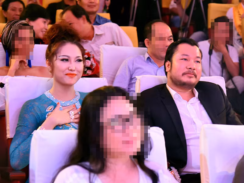Tháng 10/2017, Phi Thanh Vân công khai hẹn hò doanh nhân Triệu Văn Dương. Vài tháng sau đó, cuộc tình này tan vỡ.