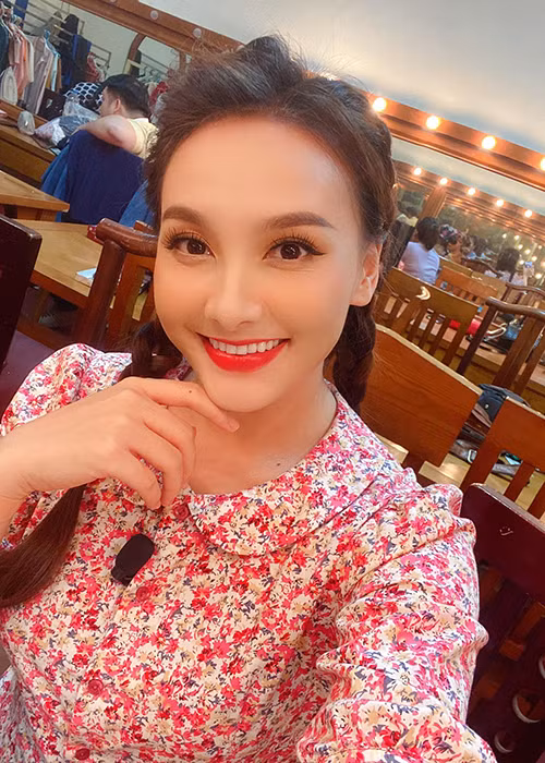 Gần đây, nữ diễn viên chia sẻ hình ảnh diễn kịch tại Nhà hát Tuổi trẻ.