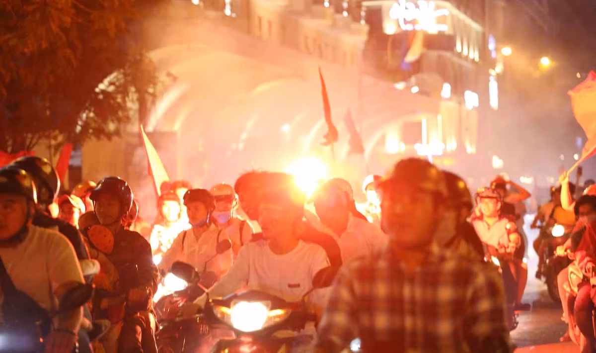 Dem trang nhuom do Sai Gon mung tuyen Viet Nam dep “chua tung thay“
