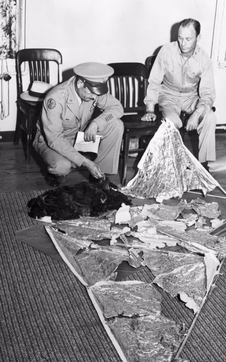 Sau đó, một số quân nhân ở Roswell đã thu được các mảnh vỡ từ một “UFO bị rơi” tại một trang trại gần đó. Nhiều báo chí nhanh chóng đưa tin về việc sân bay quân đội Roswell thu giữ các mảnh vỡ đĩa bay trên một trang trại.