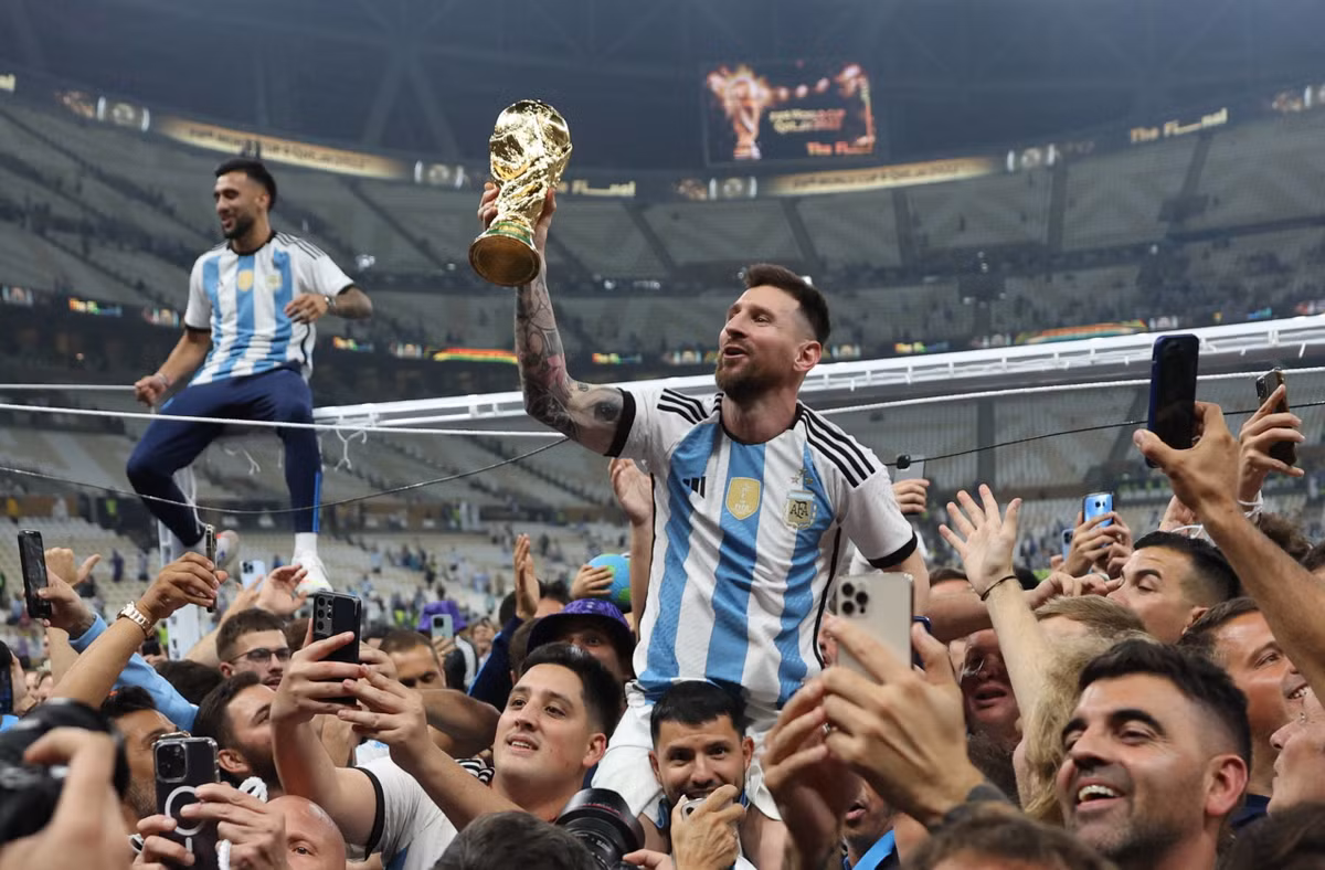 Ở loạt đá luân lưu đầy căng não, đội tuyển Argentina đã giành chiến thắng với tỷ số 4 - 2 để bước lên ngôi vô địch.
