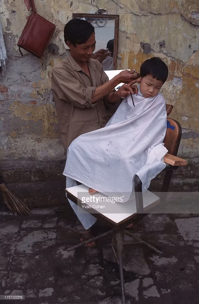 Tiệm cắt tóc vỉa hè gắn liền với ký ức tuổi thơ của nhiều người.