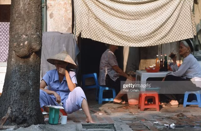 Một quán nước vỉa hè ở Hà Nội năm 1996.