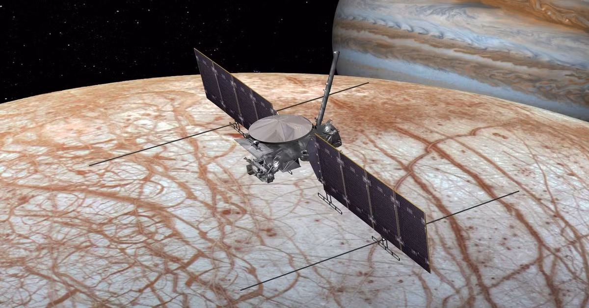 Thế nhưng, những dữ liệu mà các tàu vũ trụ của NASA đem về từ các Mặt trăng của sao Mộc và sao Thổ cho thấy kết cấu của những thiên thể này bao gồm một đại dương ngầm được giữ ấm bởi chính vỏ băng lớn bên ngoài.