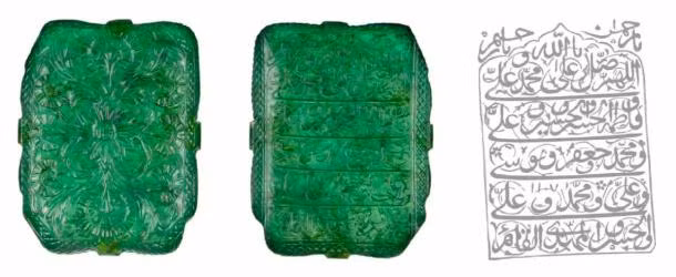 Ngọc lục bảo Mughal được nghệ nhân chạm khắc vô cùng tinh xảo với một mặt khắc những dòng chữ Hồi giáo trong khi mặt còn lại được trang trí phức tạp bằng những bông hoa tinh xảo.