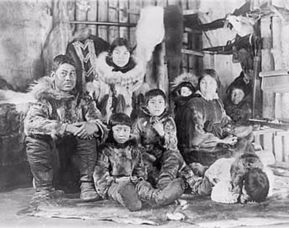 Theo các hồ sơ, bộ tộc người Inuit từ xa xưa đã xây dựng một làng chài nhỏ gần hồ Anjikuni. Họ đã sống ở nơi này trong suốt nhiều năm. Mọi chuyện diễn ra bình thường cho đến năm 1930. Vào một ngày trong năm 1930, người bẫy thú Joe Labelle đã đến ngôi làng của người Inuit thì không thấy bất cứ ai.