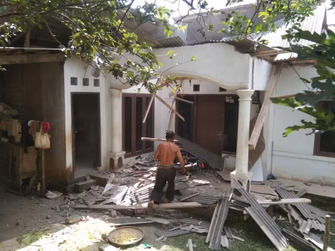 Cianjur thuộc tỉnh Tây Java là thành phố bị ảnh hưởng nặng nề nhất bởi trận động đất trên. Dù động đất mạnh 5,6 độ Richter thường chỉ gây thiệt hại nhẹ cho các tòa nhà và các công trình nhưng các chuyên gia cho rằng việc khu vực này quá gần với các đường đứt gãy địa chất, cộng với độ nông của tâm chấn và cơ sở hạ tầng không có khả năng chịu động đất đã khiến thảm họa thiên nhiên này trở nên nghiêm trọng hơn.