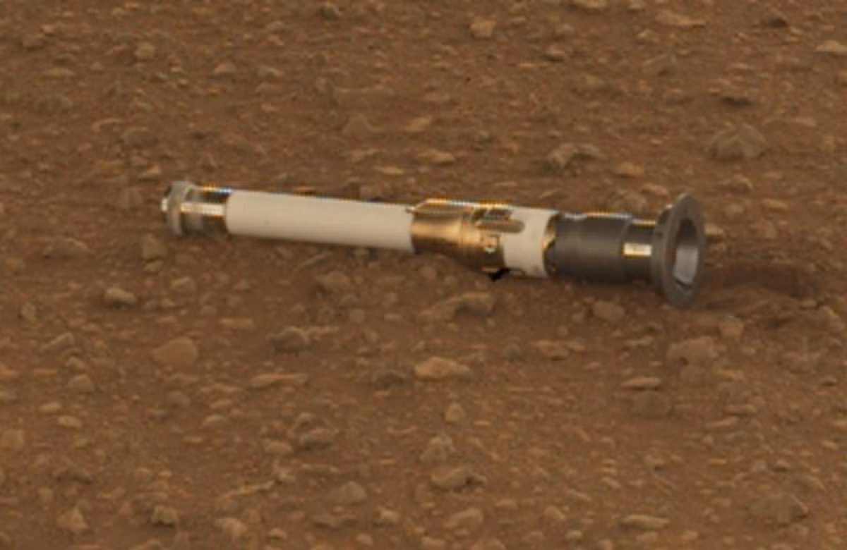 Bí ẩn này nhanh chóng được các nhà khoa học NASA đưa ra lời giải. "Vật thể lạ" trong bức ảnh mới công bố thực chất là một chiếc ống chứa mẫu đất đá sao Hỏa vừa được tàu vũ trụ Perseverance bỏ lại trên mặt đất.