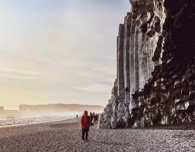 Bãi biển Reynisfjara là một trong những địa điểm du lịch nổi tiếng ở Iceland. Nơi đây được hình thành từ những đống tro tàn của dung nham núi lửa phun trào. Được bao quanh bởi các cao nguyên hùng vĩ, những cột đá bazan tuyệt đẹp, huyền bí ở Reynisfjara thu hút sự quan tâm của nhiều người.