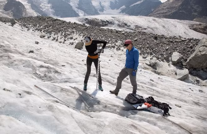 Thế nhưng, nghiên cứu mới đây chỉ ra, các dòng sông băng trên dãy Alps đang trên đà thu hẹp với khối lượng lớn nhất trong vòng 60 năm qua. Thông qua so sánh sự khác biệt giữa lượng tuyết rơi trong mùa Đông với lượng băng tan vào mùa hè, các nhà khoa học có thể ước tính mức độ sụt giảm của sông băng trong một năm nhất định.