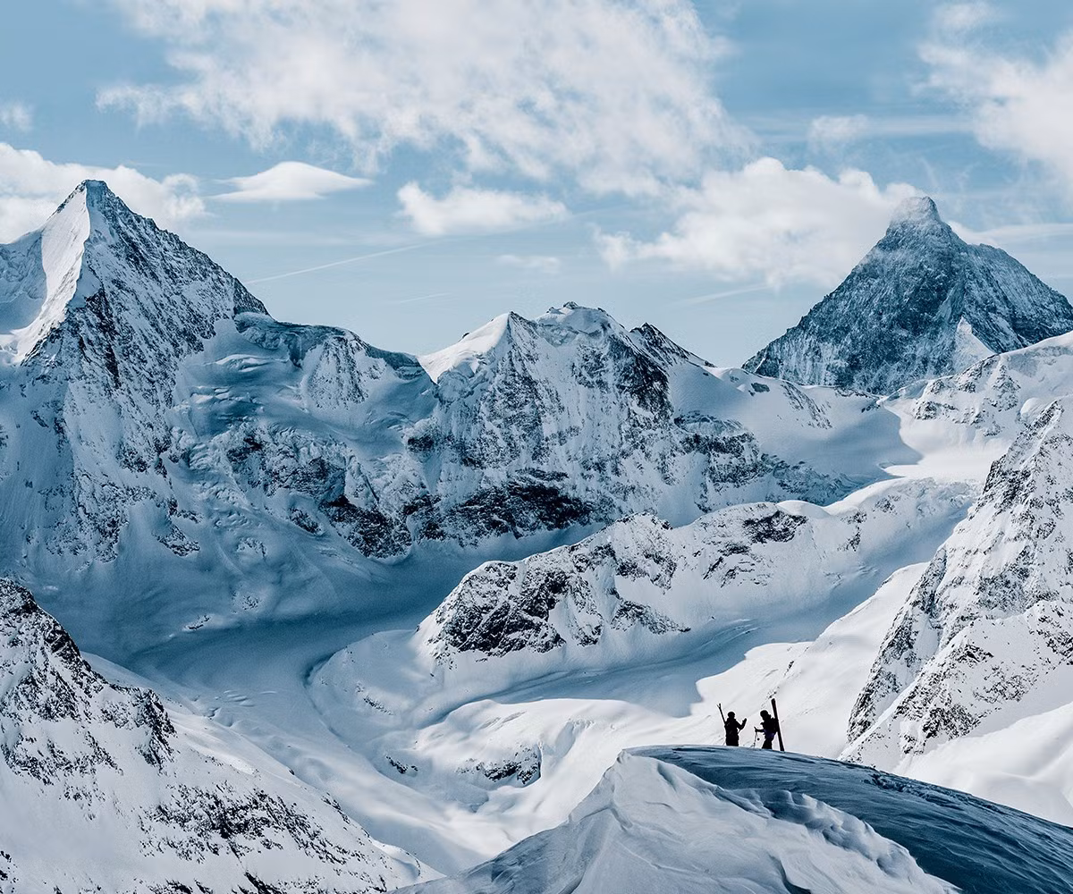 Alps là dãy núi cao nhất châu Âu. Dãy núi hùng vĩ dài 1.200 km này có phần phía Tây bắt đầu từ Nice đi qua biển Bắc Italy, miền Nam Thuỵ Sĩ, Liechtenstein, miền Nam Đức và dừng lại ở thung lũng Wien của Áo. Nằm ở độ cao so với mặt nước biển là 3.000m, dãy Alps có nhiều sông băng.