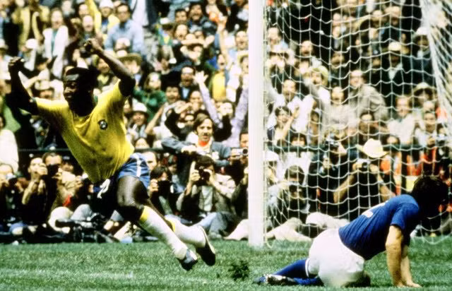 Năm 17 tuổi, Pele trở thành người hùng khi giúp đội tuyển Brazil giành chức vô địch World Cup đầu tiên vào năm 1958. Ông cũng là cầu thủ duy nhất 3 lần vô địch World Cup. Ngoài ra, Pele lập kỷ lục ấn tượng khi có 6 pha kiến tạo trong một kỳ World Cup (năm 1970). Trong ảnh là Pele ăn mừng sau khi ghi bàn mở tỉ số vào lưới đội tuyển Italy trong trận chung kết World Cup 1970. Tuyển Brazil cho thấy sức mạnh vượt trội khi giành thắng lợi chung cuộc trước Italy với tỷ số 4-1.