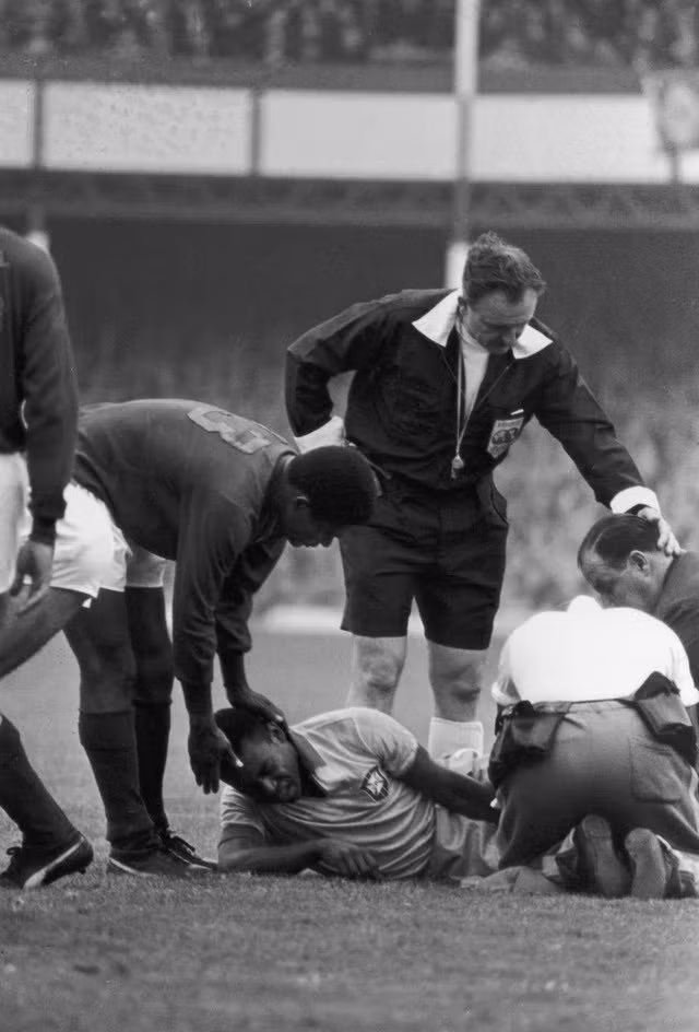 Pele cùng CLB Santos giành được vô số danh hiệu, bao gồm cả Cúp Liên lục địa vào các năm 1962 - 1963. Cầu thủ nổi tiếng này là hình ảnh thu nhỏ của lối chơi được gọi là "bóng đá samba" ở Brazil. Trong ảnh là Pele đau đớn sau một pha vào bóng trong trận thua 1-3 của Brazil trước Bồ Đào Nha trong khuôn khổ World Cup 1966. Kỳ World Cup này là một giải đấu đáng quên với Pele và Brazil khi họ bị loại từ vòng bảng.