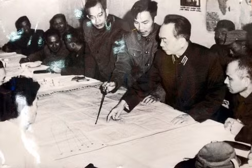 Trong 12 ngày đêm cuối năm 1972, với tinh thần chiến đấu anh dũng, kiên cường, mưu trí, sáng tạo, quân và dân ta đã làm nên chiến thắng "Hà Nội - Điện Biên phủ trên không". Trong ảnh là Đại tướng Võ Nguyên Giáp nghe báo cáo các phương án của Bộ tư lệnh quân chủng Phòng không - Không quân đánh B- 52 năm 1972.