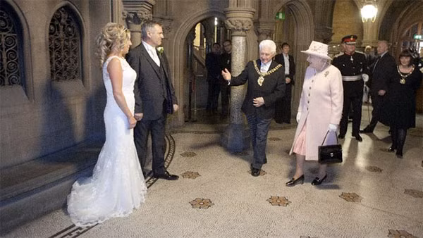 Vào tháng 3/2012, Nữ hoàng Elizabeth II cùng chồng là Hoàng thân Philip đã bất ngờ xuất hiện tại đám cưới của Frances và John Canning - một cặp vợ chồng dân thường. Trước đó, cặp đôi đã mạnh dạn gửi thư tới điện Buckingham mời Nữ hoàng tới tham dự lễ cưới. Họ vô cùng bất ngờ và cảm thấy may mắn khi vợ chồng Nữ hoàng Elizabeth II có mặt tại đám cưới để chúc mừng cặp đôi trong ngày trọng đại.