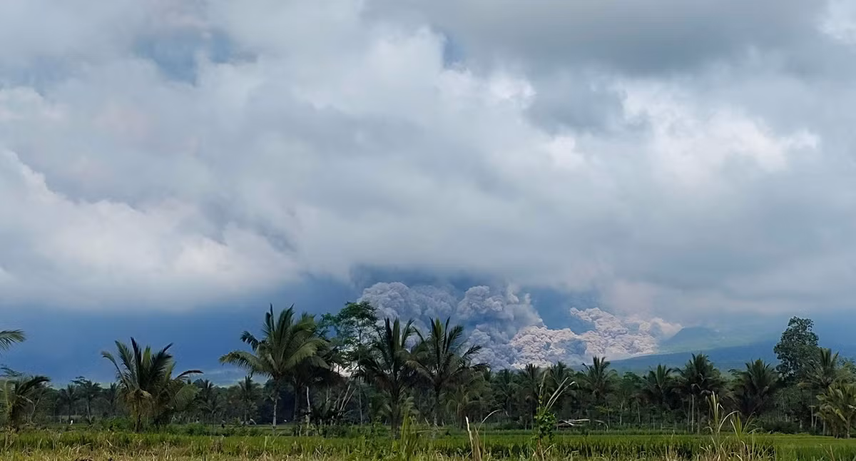Theo người phát ngôn của Cơ quan Quản lý Thảm họa Quốc gia Indonesia Abdul Muhari cho hay, mưa đã làm xói mòn và cuối cùng làm sụp vòm dung nham trên đỉnh núi lửa Semeru cao 3.675m dẫn tới đợt phun trào.
