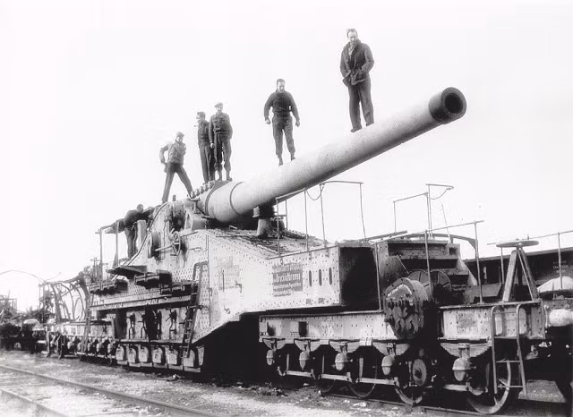 Gustav được công ty Friedrich Krupp A.G. nghiên cứu, phát triển sau khi Hitler yêu cầu chế tạo một loại vũ khí mới nhằm chọc thủng phòng tuyến Magino (ở Đông Bắc Pháp) - đường ranh giới tự nhiên cuối cùng ngăn cách giữa Đức với phần còn lại của Tây Âu.