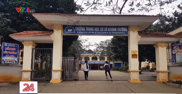 Theo tìm hiểu của PV VTV24, đặc điểm chung của các nạn nhân bị ép vào đường dây bán trinh này là các em đều ở trong độ tuổi từ 14 đến 15 tuổi do tin vào những lời dụ dỗ như việc nhẹ nhàng, thu nhập được 500.000 đồng, chỉ làm thời gian rảnh, hầu hết các em đã sập bẫy lừa đảo của một số đối tượng tổ chức mua bán trinh đã giăng ra, chỉ đến khi bị đưa vào căn phòng khách sạn đã đóng kín thì mọi chuyện đã quá muộn màng. (Ảnh cắt từ clip của VTV24)