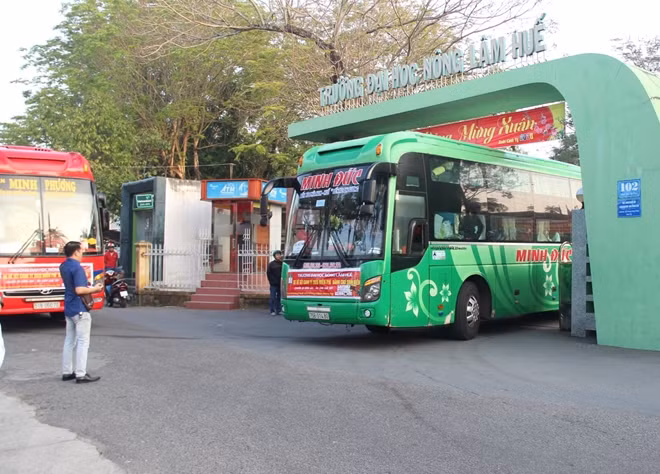 Nguoi benh, nguoi ngheo duoc ve que don Tet tren nhung chuyen xe 