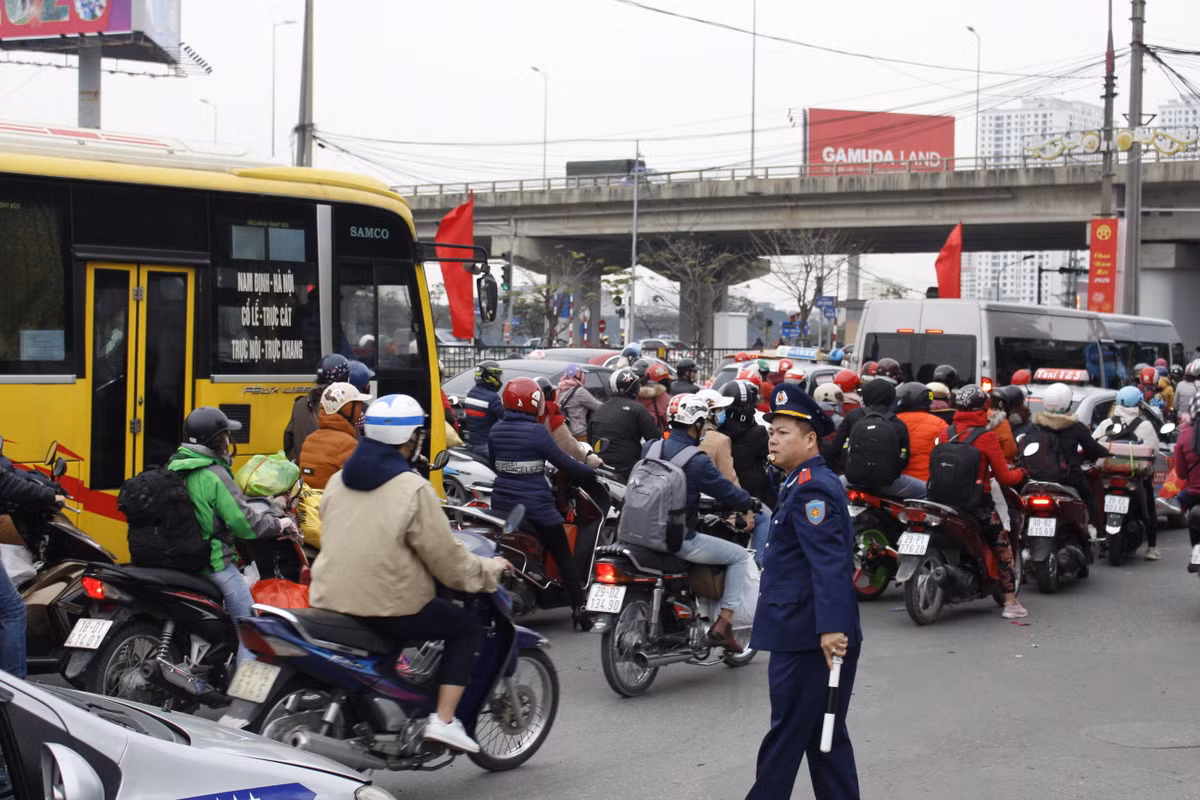 Lực lượng chức năng phân luồng giao thông để đảm bảo trong và ngoài bến xe không xảy ra tình trạng ùn ứ và mất an ninh trật tự. Người dân co ro trở lại Hà Nội sau kỳ nghỉ lễ. (Nguồn: VTC14)