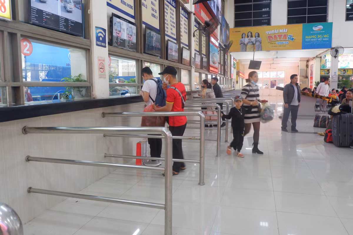 Trước đó, trao đổi với PV vào ngày 16/1, đại diện bến xe Mỹ Đình cho biết, lượng khách đến bắt xe tại bến năm nay giảm nhiều so với mọi năm, nhất là hành khách đến đón xe về các tỉnh.