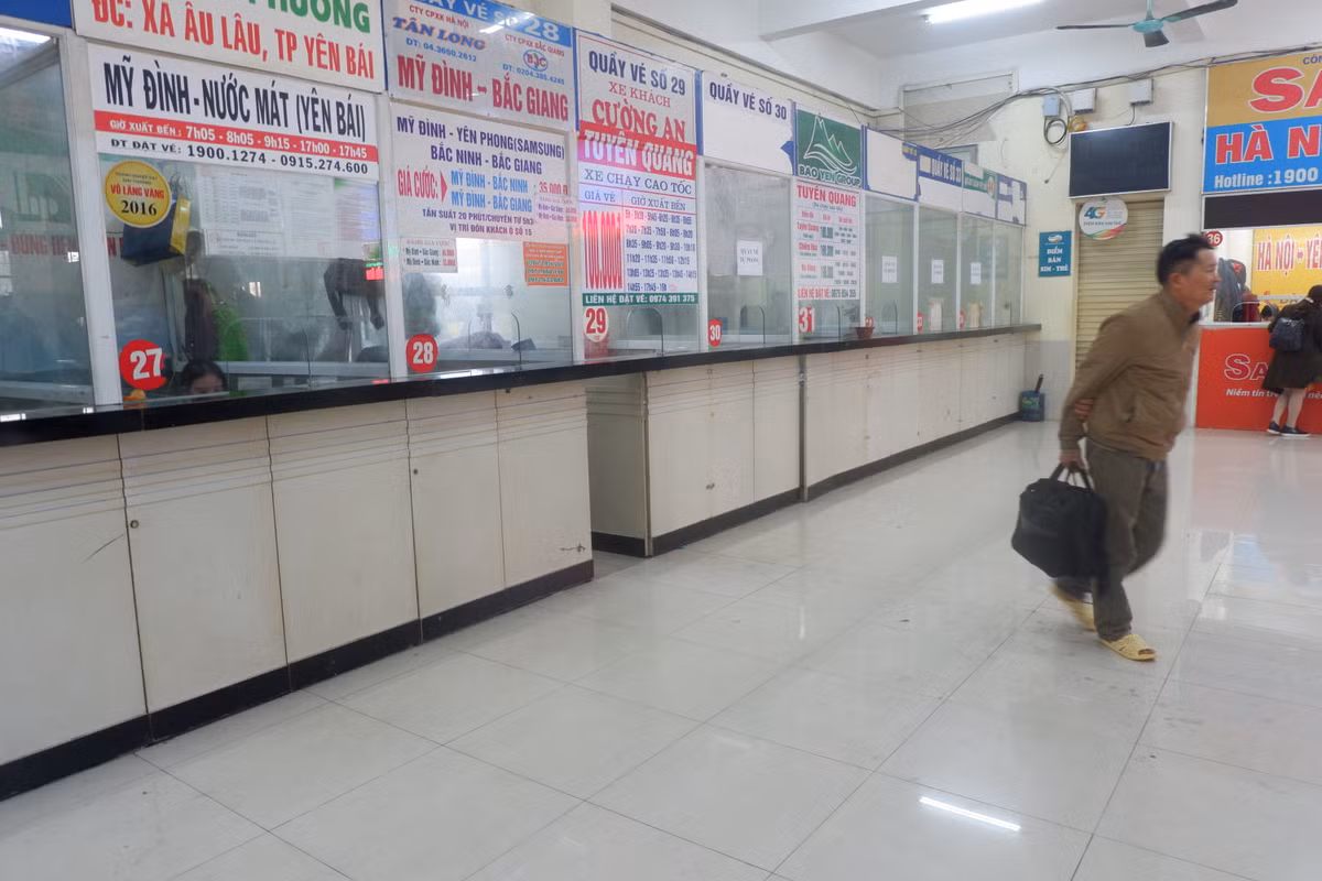 "Thường những ngày giáp Tết lượng khách có nhu cầu đi xe tại bến tăng nhiều nhưng không ngờ năm nay lại giảm nhiều như vậy, chỉ mong mấy ngày tới số lượng khách sẽ tăng lên", vị đại diện bến xe Mỹ Đình nói.