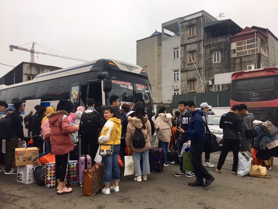 Tại khu vực đỗ xe cũng đông đúc, đa số là sinh viên, người lao động tự do về quê ăn Tết. Hà Nội: bến xe vắng vẻ lạ thường dịp cận tết. (Nguồn: VTC14)