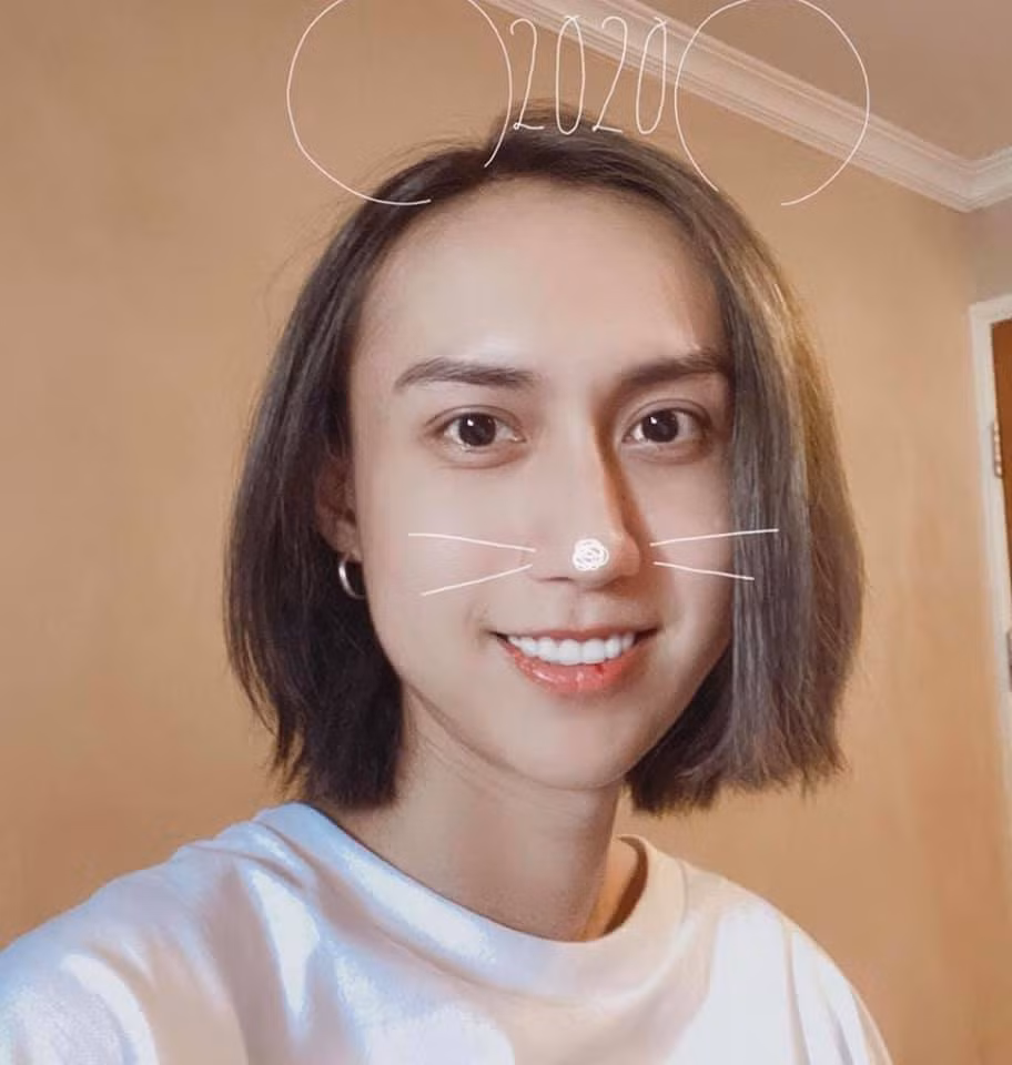 Sau một thời gian vắng bóng, Lynk Lee "comeback" gây choáng váng với diện mạo hoàn toàn lột xác. Khi trước khán giả đã quá quen với hình ảnh chàng ca sĩ gầy gò, với gương mặt hốc hác cùng cặp kính cận thì giờ đây Lynk Lee lại sở hữu gương mặt trái xoan đầy đặn, mũi cao, tóc dài...