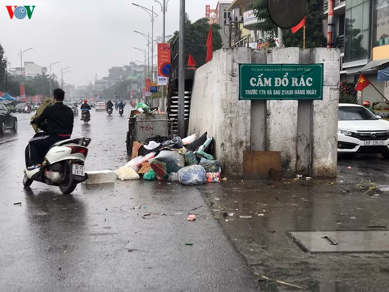 30 Tet, he pho Ha Noi ngap ngua trong rac-Hinh-7
