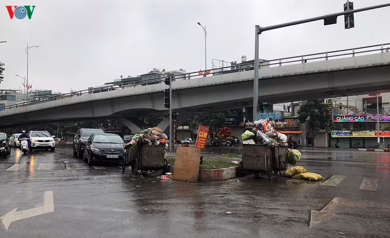 30 Tet, he pho Ha Noi ngap ngua trong rac-Hinh-6