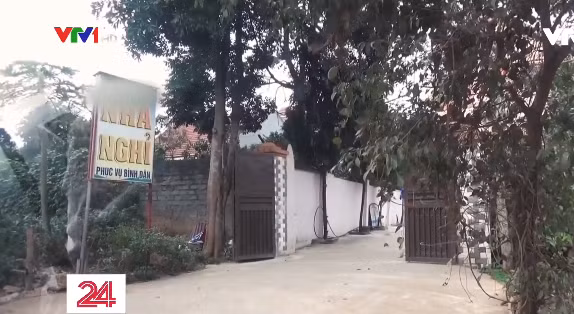 Theo các phóng sự này phản ánh, nhiều học sinh lớp 9 tại huyện Ba Vì bị ép vào đường dây mua bán trinh và bán dâm theo dụ dỗ của những kẻ môi giới. (Ảnh cắt từ clip của VTV24)