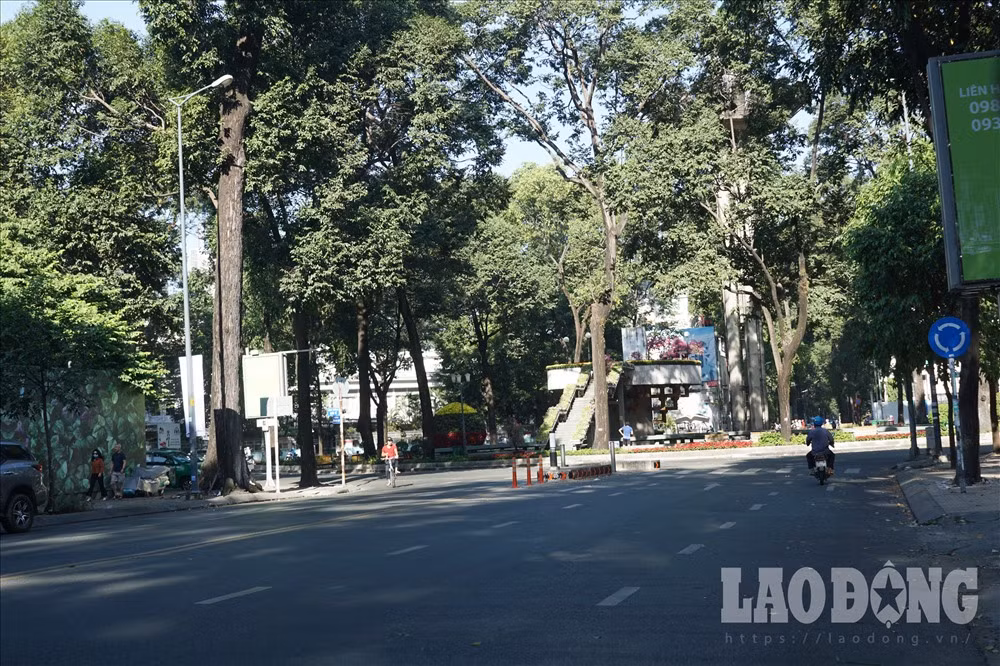 Các tuyến đường quanh vòng xoay Hồ Con Rùa (TPHCM) thưa thớt, bình yên khác lạ.