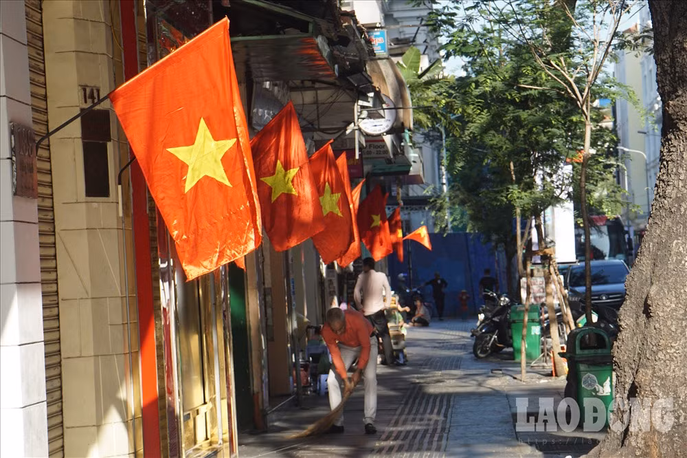 Những ngày này, thành phố được khoác lên mình chiếc áo mới với cờ, hoa, những dải đèn...