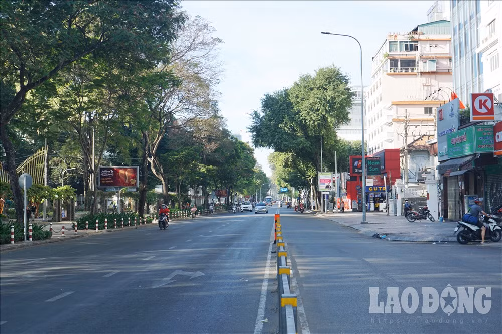 Đến 8h, các tuyến đường trước đó vào giờ cao điểm sáng chiều đều kẹt xe nghiêm trọng thì giờ đây thông thoáng hơn.