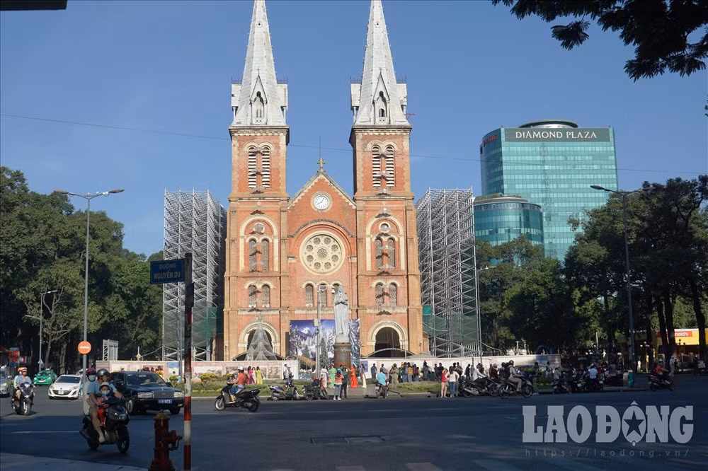 Trên các tuyến đường Nguyễn Du, Đồng Khởi, Công Xã Pari, phương tiện bon bon trên đường, tận hưởng cảm giác bình yên.