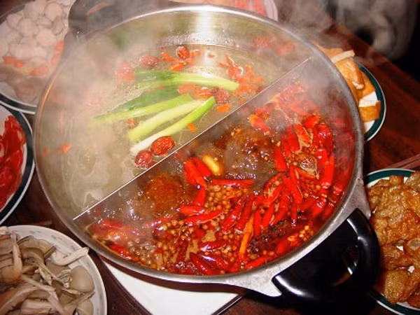 Ăn đồ nóng trên 65°C. Thường xuyên tiêu thụ thực phẩm hoặc đồ uống trên 65°C có thể gây hại niêm mạc thực quản. Nguyên nhân bởi niêm mạc thực quản chỉ có thể chịu được mức nhiệt khoảng 60°C. Nếu vượt quá mức này, niêm mạc sẽ bị tổn thương, liên tục tổn thương nhiều lần dễ gây viêm mãn tính. Từ đó tăng nguy cơ ung thư.