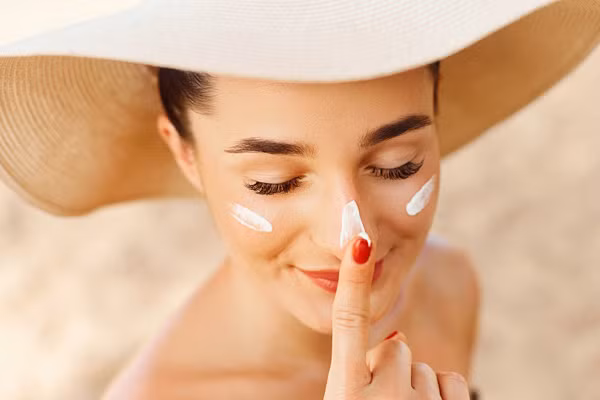 Thực hiện chống nắng khi có việc phải ra ngoài. Ngay cả khi bạn sử dụng các phương tiện chống nắng như ô, mũ, kem chống nắng thì cũng không nên ở ngoài trời quá lâu.