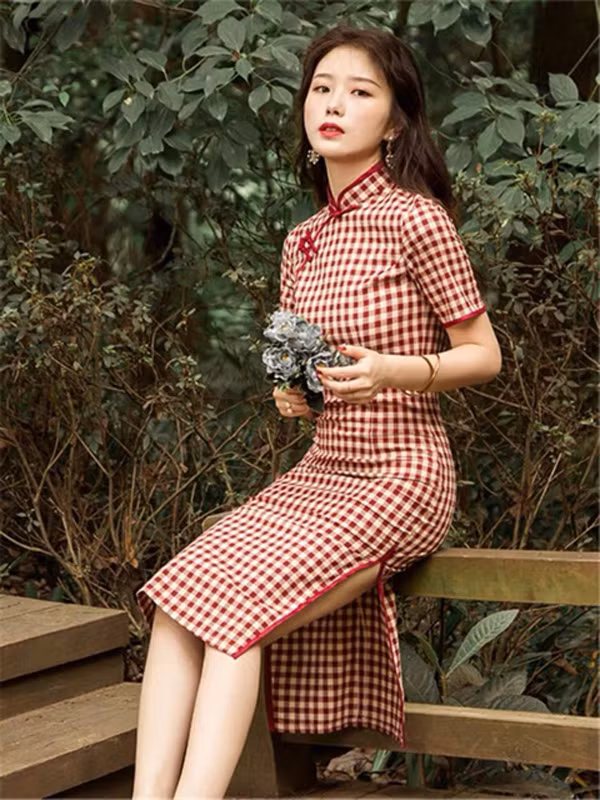Đánh giá về phong cách thời trang công sở này, stylist cho rằng sườn xám đơn màu sẽ mang lại vẻ thanh lịch. Nếu yêu thích sự trẻ trung hiện đại, bạn có thể chọn những chiếc sườn xám in họa tiết.
