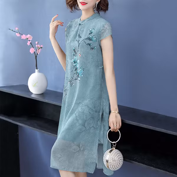 Quả thực, nhìn những chiếc sườn xám cách tân kết hợp với giàu cao gót hoặc xăng đan đơn giản, bạn khó có thể cưỡng lại được sự quyến rũ, nữ tính của người mặc. Đặc biệt, nó cho phép chị em thoải mái trưng diện dù ngoại cảnh là văn phòng hay các cuộc hẹn sau giờ làm.