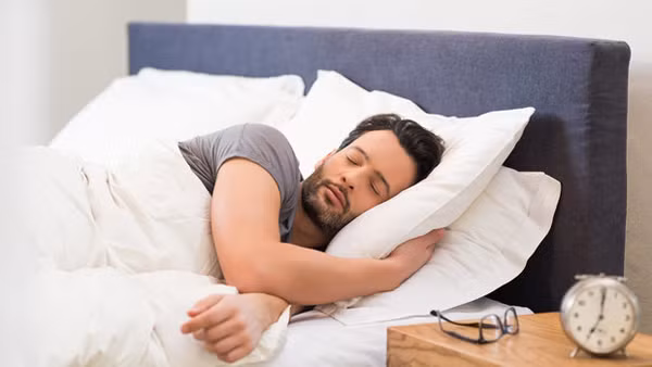 Điều quan trọng, nam giới nhất định phải đảm bảo chất lượng giấc ngủ. Thức khuya là cách khiến thể lực suy giảm, tốc độ lão hóa diễn ra nhanh nhất. Ảnh: Internet