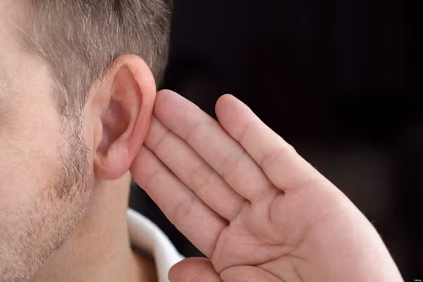 Lý giải điều này, chuyên gia cho biết nam giới trên 45 tuổi thận khí sẽ suy giảm đáng kể. Thận khí không đủ sẽ ảnh hưởng đến kinh mạch thận. Trung y cho rằng thận có mối liên hệ với tai. Khi chức năng thận suy giảm, thính lực của người đó cũng giảm dần.