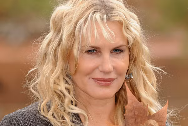 Daryl Hannah. Daryl Hannal là diễn viên nổi tiếng, nhà hoạt động môi trường người Mỹ. Cô xuất hiện lần đầu trên màn ảnh trong bộ phim kinh dị siêu nhiên The Fury (1978). Nhờ tài năng diễn xuất, Daryl liên tục được phân vai chính trong sự nghiệp điện ảnh của mình.