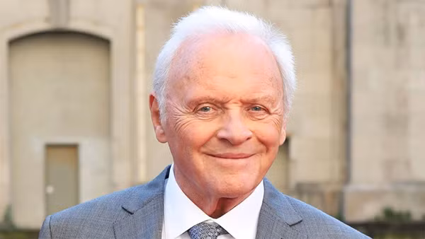 Anthony Hopkins. Ông là diễn viên đến từ xứ Wales, một trong những diễn viên xuất sắc nhất mọi thời đại của nước Anh. Điều bất ngờ là “người khổng lồ” cả thế giới ngưỡng mộ thừa nhận bản thân mắc hội chứng tự kỷ chức năng cao.