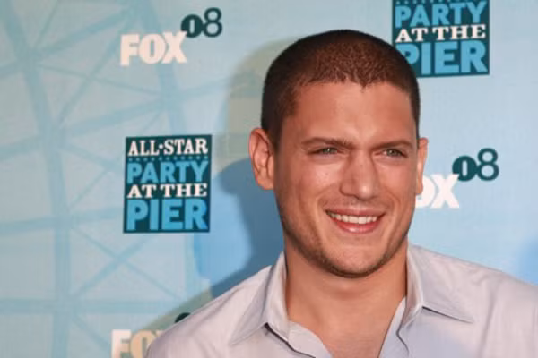 Wentworth Miller. Nam diễn viên người Anh, sinh năm 1972. Anh nổi tiếng với vai chính trong bộ phim truyền hình ăn khách “Vượt ngục” (Prison Break). Nhờ vai diễn này, sự nghiệp của Wentworth Miller phát triển tốt, đoạt nhiều giải thưởng danh giá như “Quả cầu vàng” cho hạng mục “Nam diễn viên xuất sắc ở thể loại phim truyền hình”.