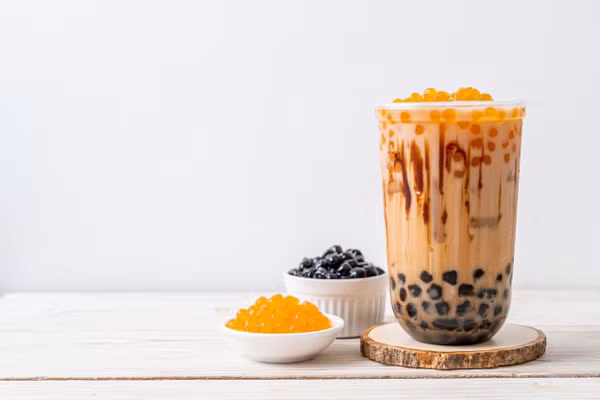 Theo bác sĩ, uống trà sữa thường xuyên làm tăng nguy cơ tiểu đường. Dù mùi vị của chúng rất hấp dẫn, bạn vẫn nên uống lượng vừa phải. Ước tính, một cốc trà sữa 750ml có thể chứa 99g đường và 41g chất béo.