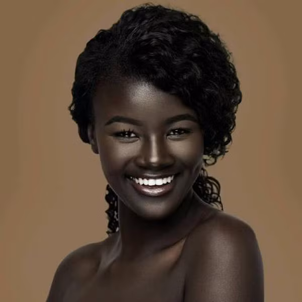 Hiện nay, “con gái bóng đêm” Khoudia Diop thường xuyên di chuyển giữa Paris và New York để theo đuổi sự nghiệp người mẫu. Cô có cơ hội sải những bước đi vững chắc, cá tính trên các sàn diễn đẳng cấp quốc tế.